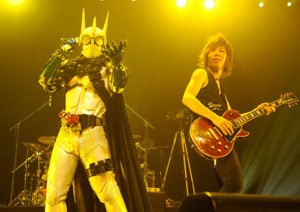 Aktor Kamen Rider Eternal Menyanyikan Musik Vocaloid Tengaku