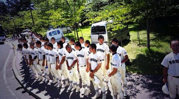 Meminta Maaf Pada Pendukung, Tim Baseball SMU Jepang Ini Berdiri Dibawah Hujan Selama Satu Jam