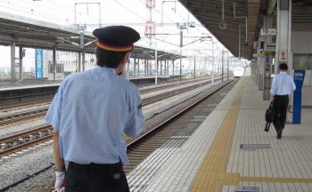 Marah Karena Dibangunkan, Seorang Polisi Ditangkap Karena Menyerang 2 Petugas Stasiun di Jepang